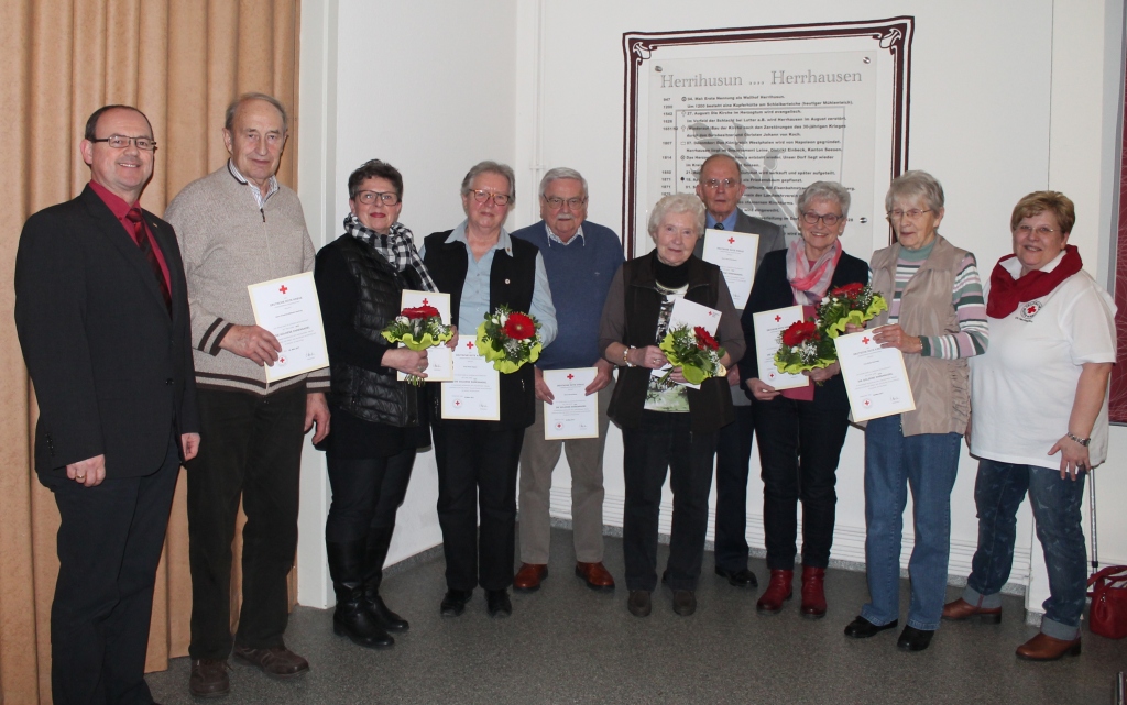 (v.l.) Joachim Probst (DRK-Kreisverband Goslar), Friedrich-Wilhelm Garburg, Irmtraut Keunecke, Hanni Appun, Horst Weber, Ilse Thudt, Horst Reinhardt, Ingrid Decker, Erika Schwetje, Bettina Hartung (Vorsitzende), Foto: K. Hartung